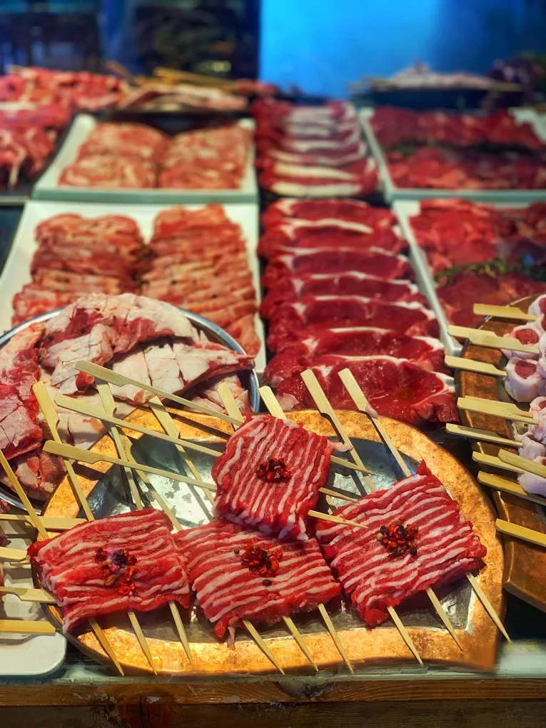 Kebap ve ızgara için vitrinde sunulan et çeşitleri